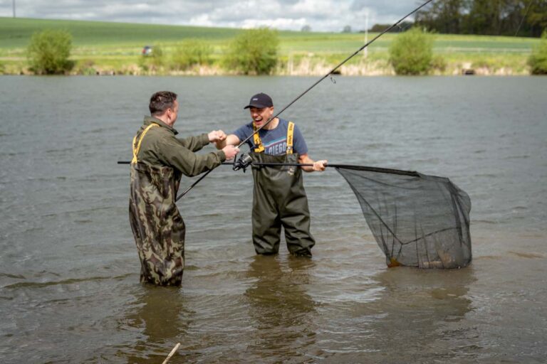 Angler mit Angelschein freuen sich über Fangerfolg