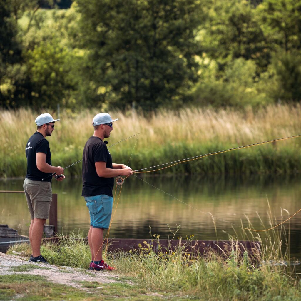 Fliegenfischen und Spinnangeln am Forellensee