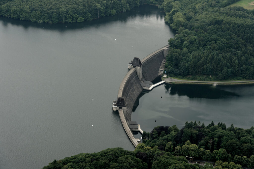 Möhnesee Staumauer in NRW - Eine der größten Talsperren im Bundesland