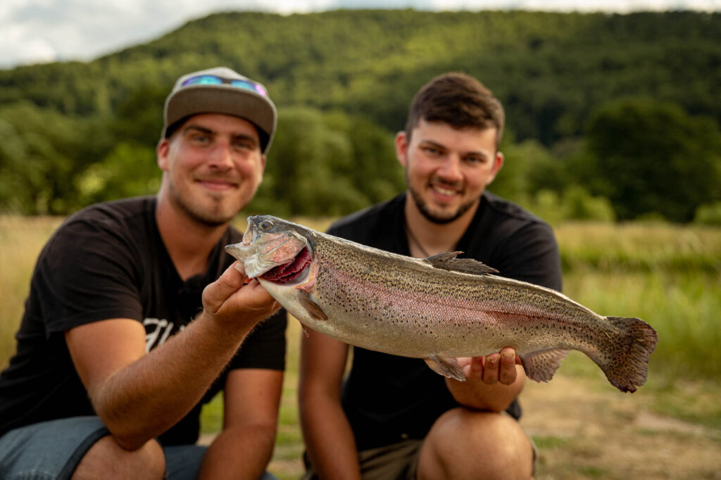 Regenbogenforelle und Lachsforelle fangen am Forellensee